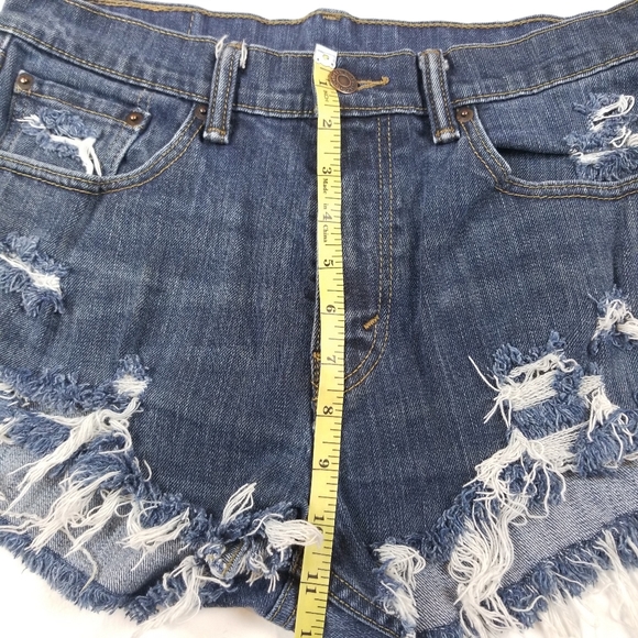 Levi's 505 Distressed Shorts Size 30 - Picture 6 of 8